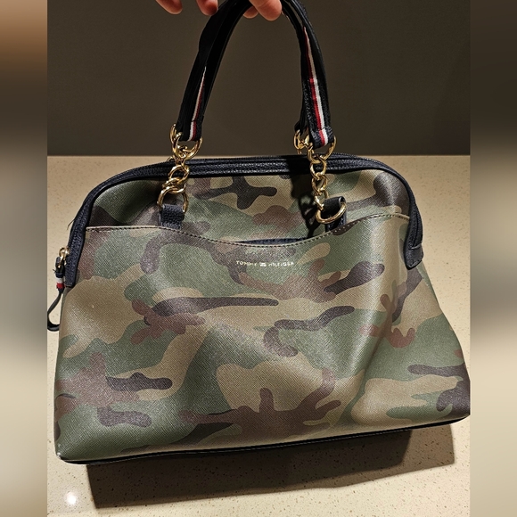 Tommy Hilfiger Handbags - Tommy Hilfiger bag only used a few times